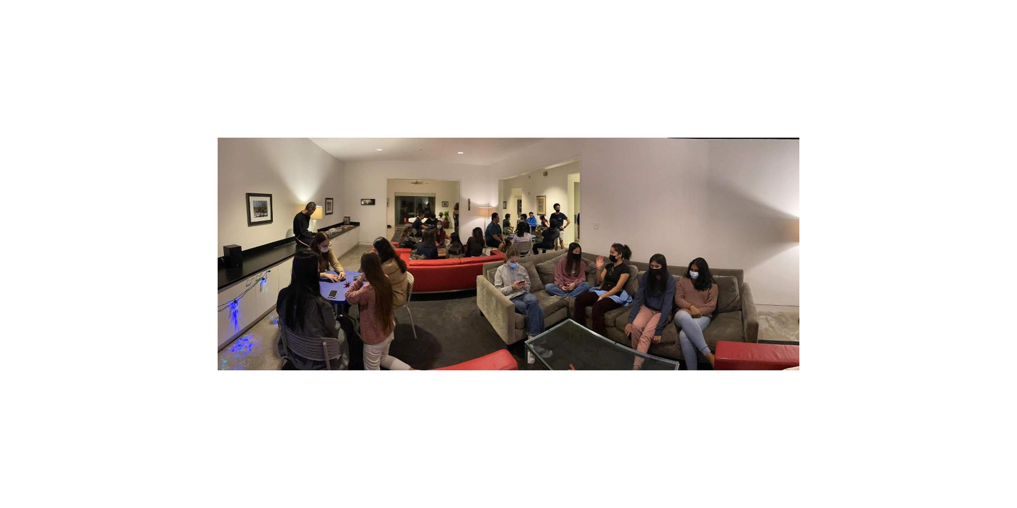 A panoramic photo of all of the students that attended the McMurtry Magister's Thanksgiving dinner.