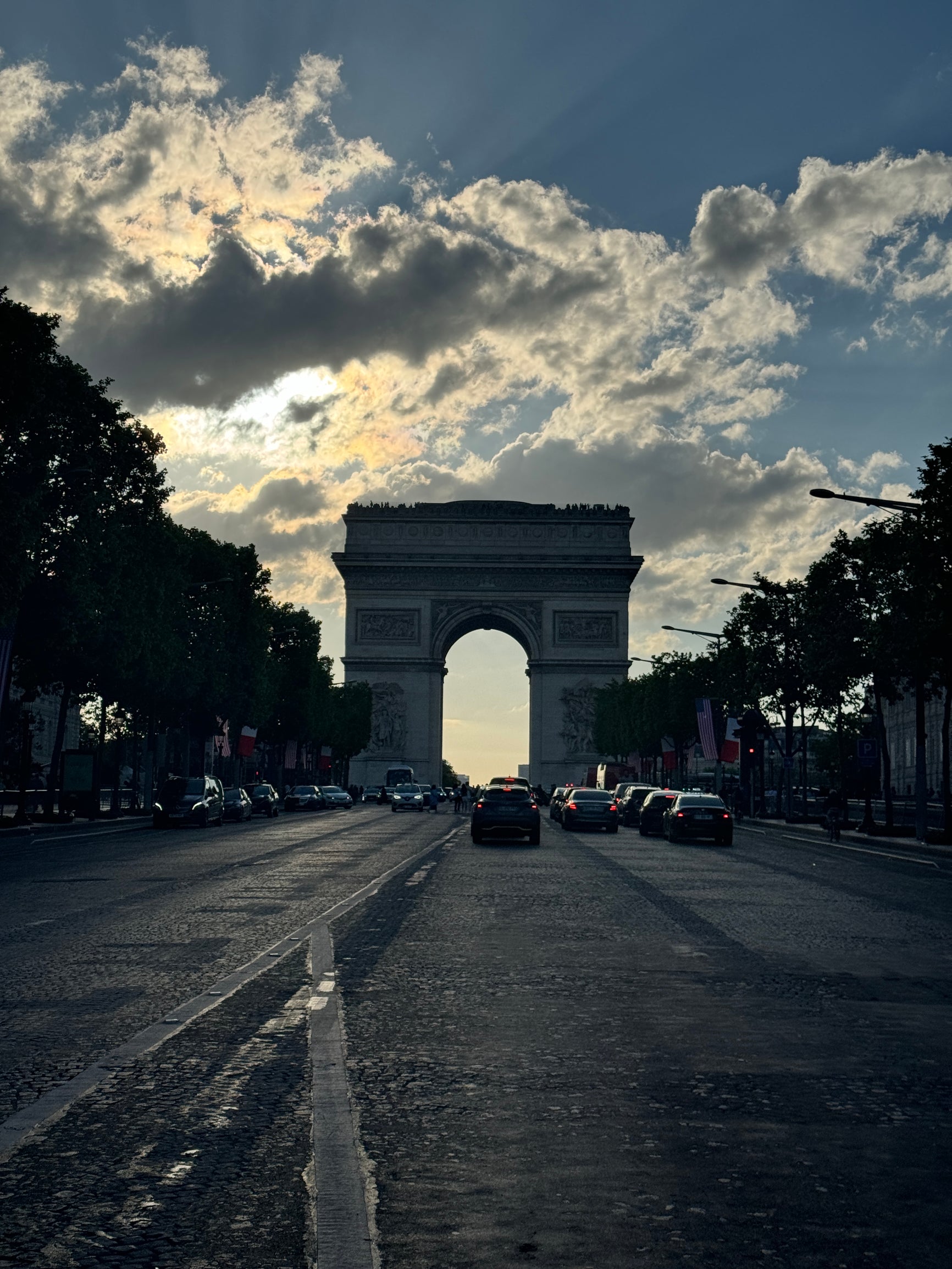 A photo of the Arc de Triomphe.