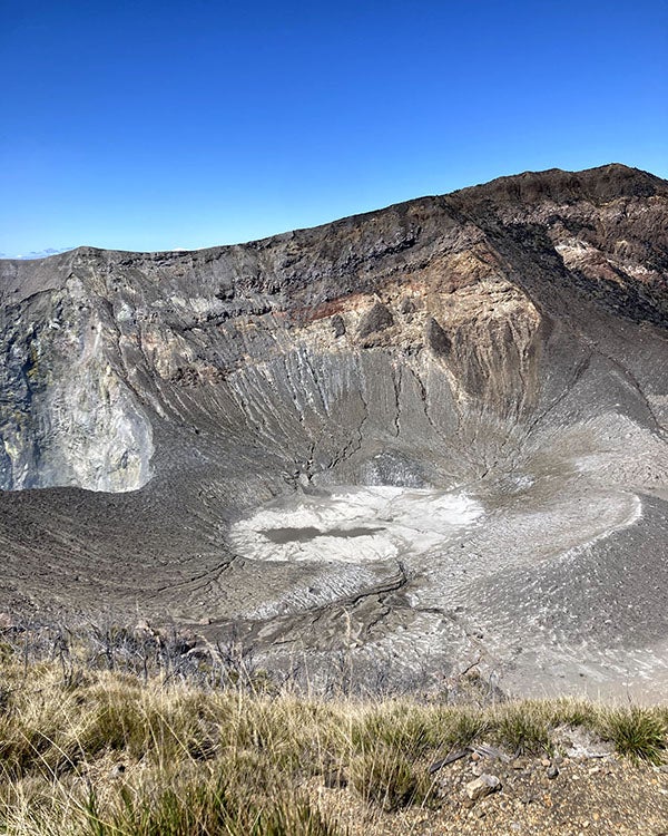 Sulfar degrassing in a caldera