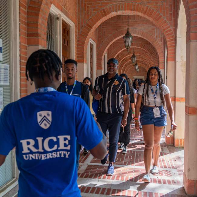 Students and families take a tour of Rice's campus during owl days